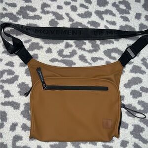 FP MOVEMENT sling side bag perfect for fall